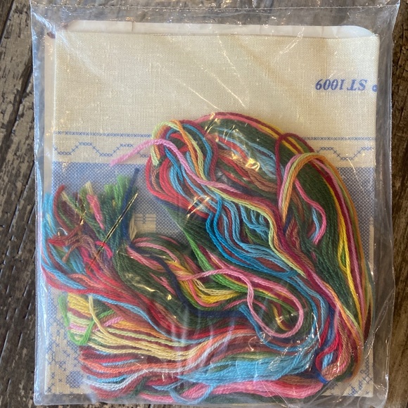 Vintage Spinnerin Yarn Stitchery Love Kit by Veva Wood, New In Package - Picture 3 of 3